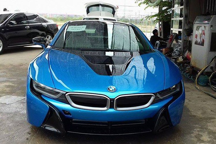 Sau tai nạn gây xôn xao trong và ngoài nước vào hồi tháng 9/2015, chiếc  siêu xe BMW i8 màu xanh ngọc "màu độc nhất Việt Nam" của thiếu gia Hà Nội đã được sửa lại như mới với thời gian gần 4 tháng.